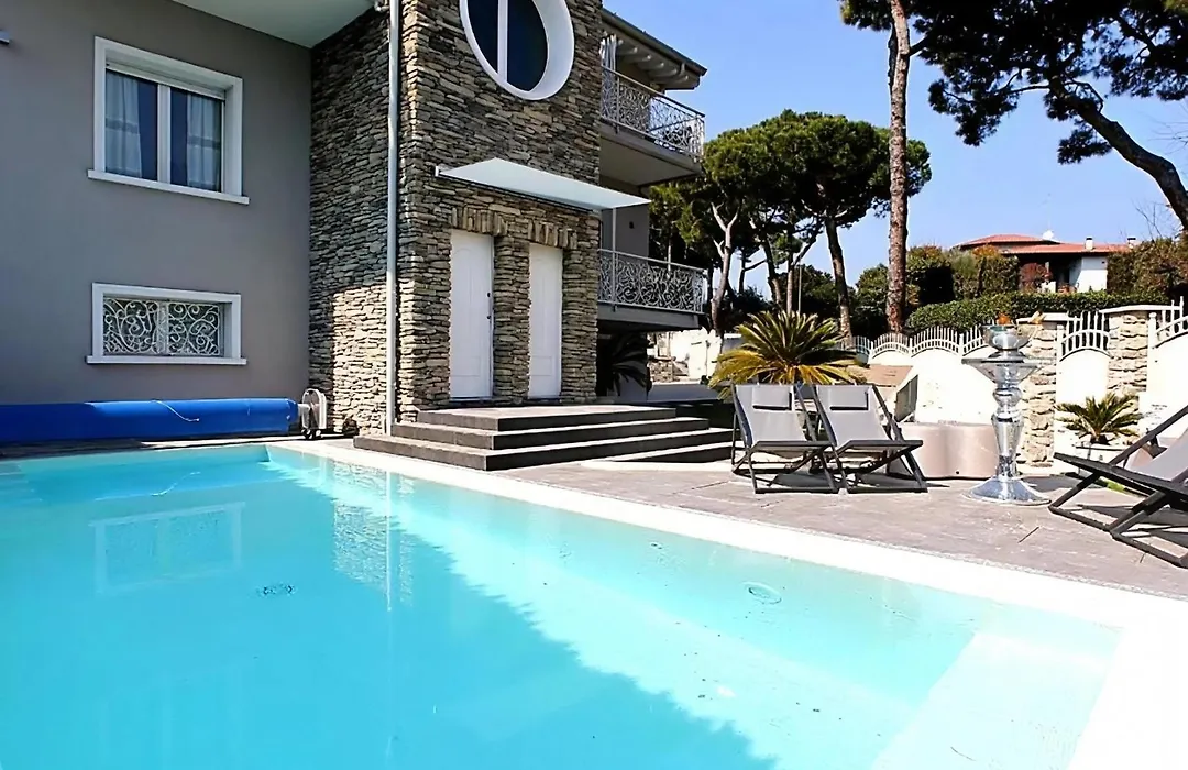 BELLAVISTA EXCLUSIVE B&B in zona centrale con piscina riscaldata-Jacuzzi vista lago LA COLAZIONE viene servita in una pasticceria rinomata ed esclusiva esterna alla struttura-1