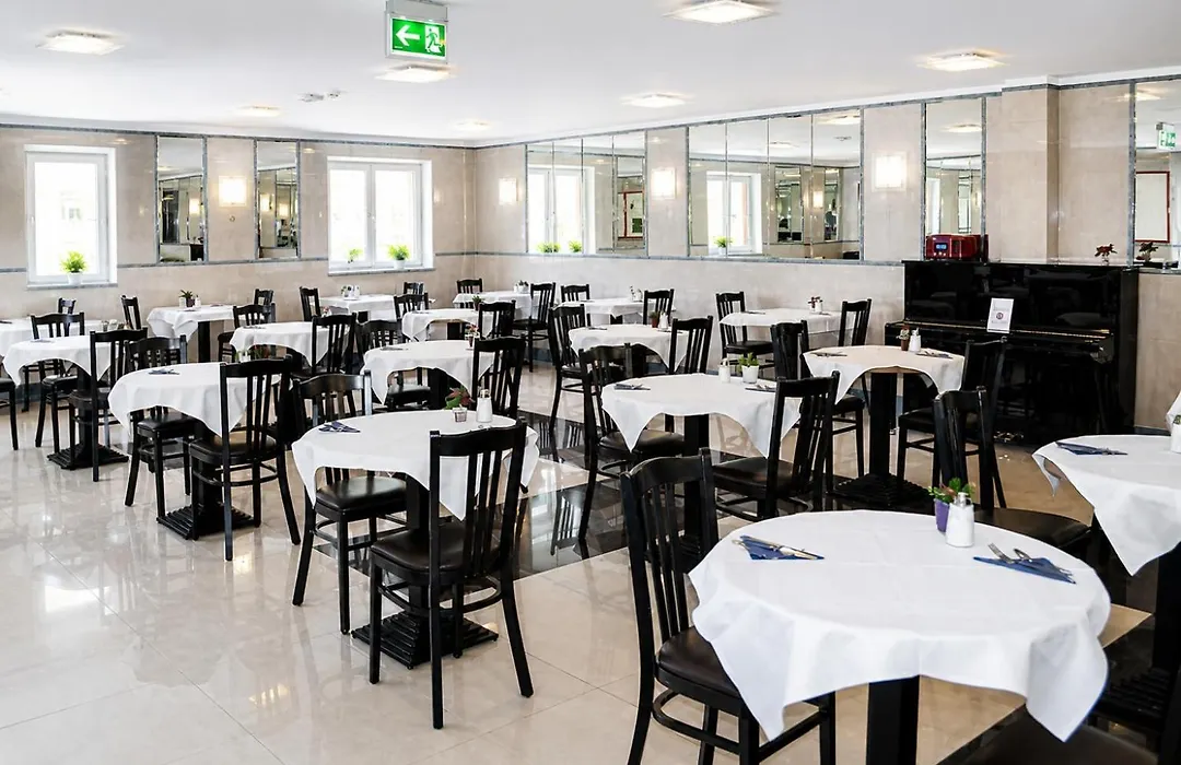 Hotel Donaustadt Kagran - At Metro U1-1