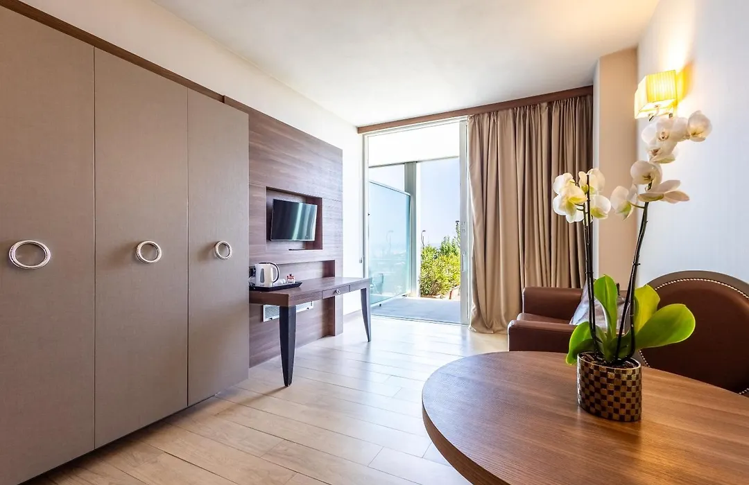 Waldorf Suite Hotel-1