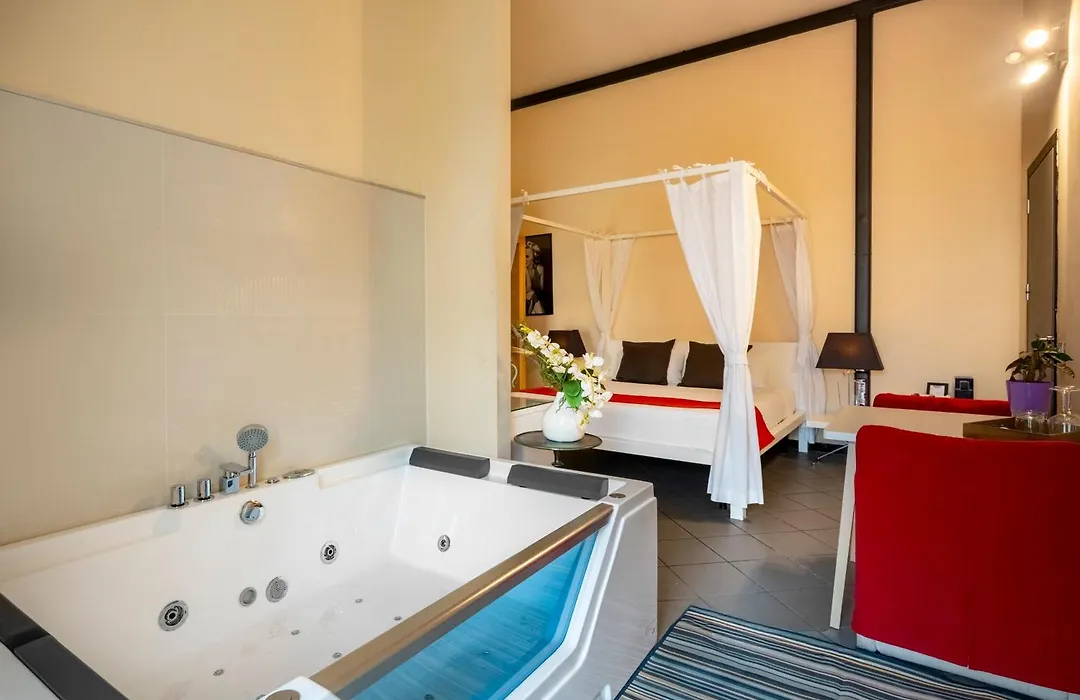Snob Luxury Suite-1