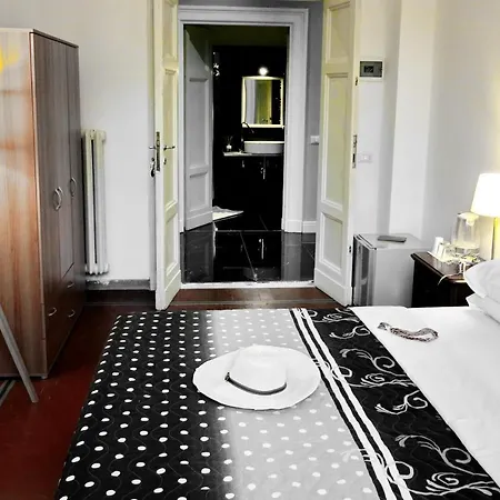 Nik Rooms-3