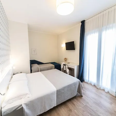Hotel Kiss-2