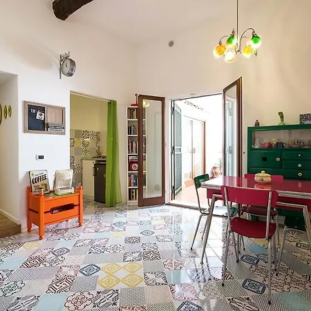 Mad Bed & Breakfast-3