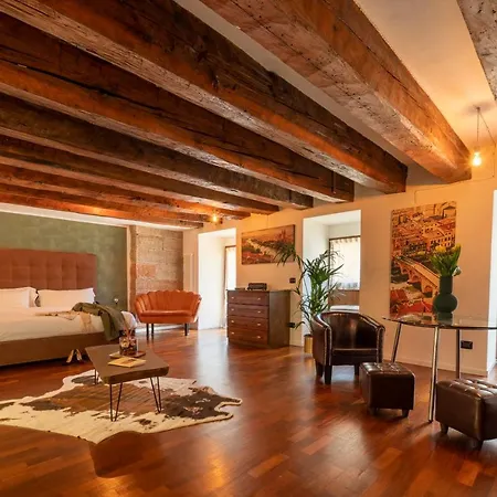 Aurelia Luxury - Piazza delle Erbe-2