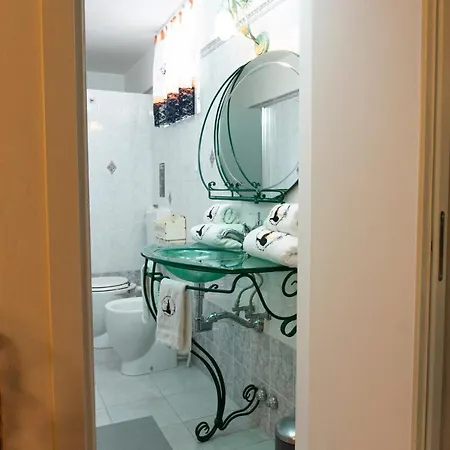 LE STREGHE rooms e art,centralissimo con garage su richiesta-3