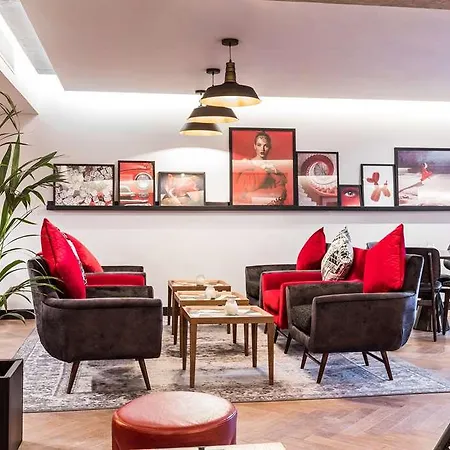 Radisson Red London Heathrow-3