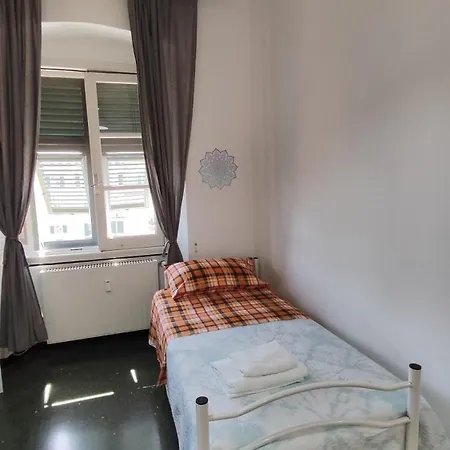 Camera Colombo 12 Genova Rooms-3