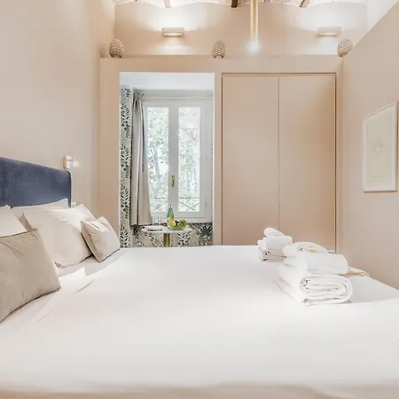 Queen Of Rome Luxury Rooms-2