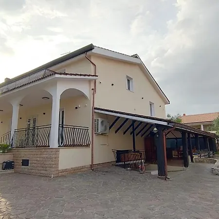 Vivienne'S Guest House-2