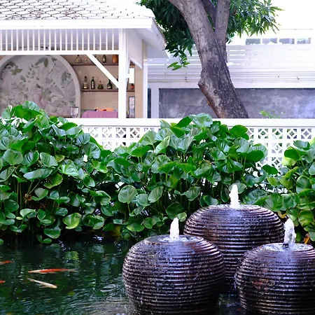 Feung Nakorn Balcony Rooms And Cafe-3