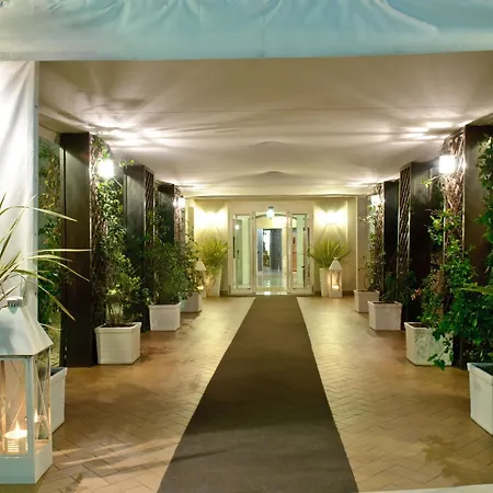 HOTEL TRIONFAL - Fronte Mare - Vicinissimi al Centro-3