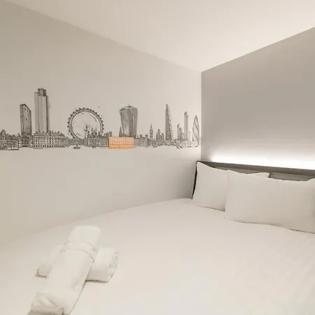 Easyhotel Victoria-3
