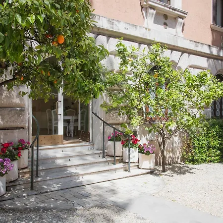 Domus Giulio Guest House-3