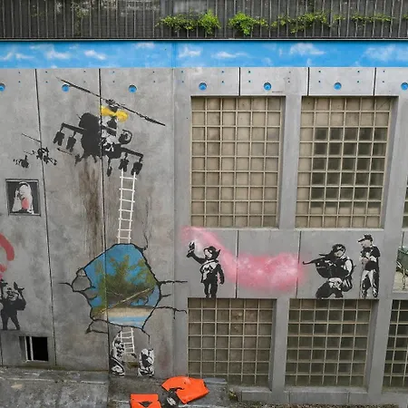 Walled Off Hotel Paris-3
