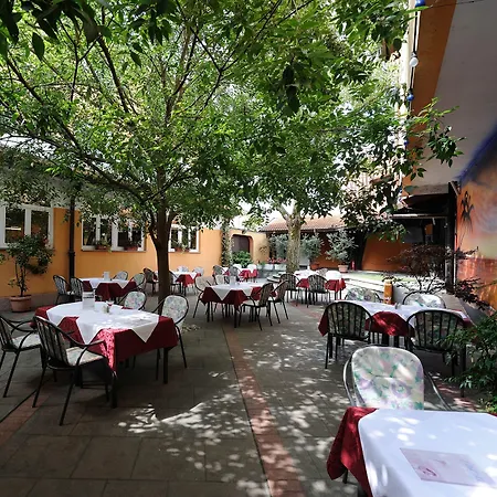 Lipa, Hotel&Bistro-2