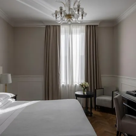 Plaza Hotel Lucchesi-3