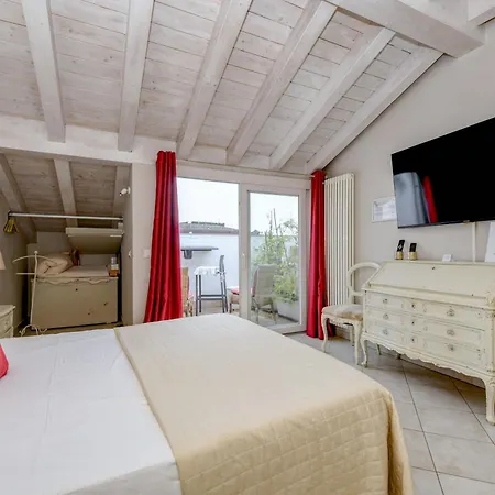 Le Reve - Lake View Rooms-3