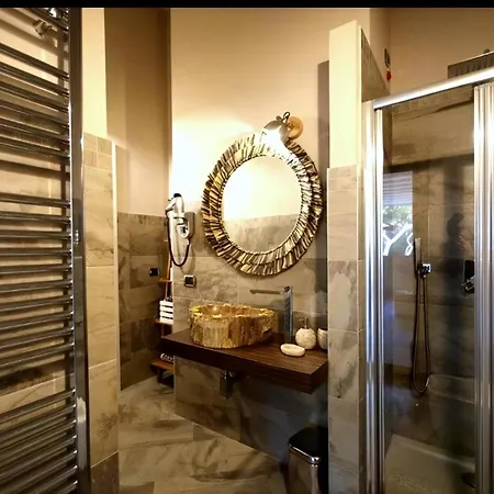 BELLAVISTA EXCLUSIVE B&B in zona centrale con piscina riscaldata-Jacuzzi vista lago LA COLAZIONE viene servita in una pasticceria rinomata ed esclusiva esterna alla struttura-2