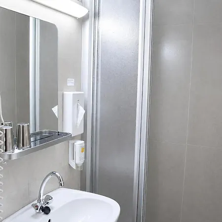 Hotel Donaustadt Kagran - At Metro U1-2