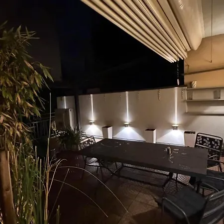 Smart-House-Central-Rent-Rooms-With-Air-Conditioning Free Parking-2