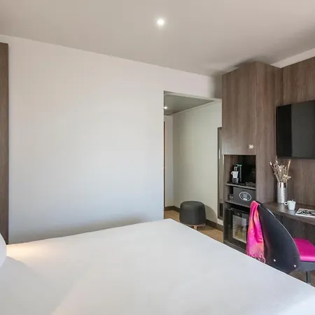 Best Western Premier Le Patio des Artistes Wellness Jacuzzi-3