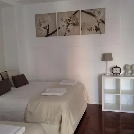 4U Lisbon IV Guesthouse Airport-2
