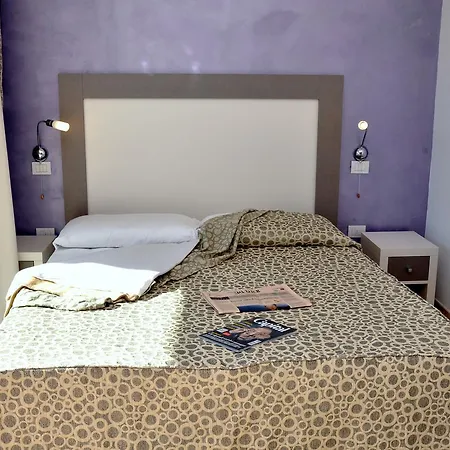 Gil's Hotel-2