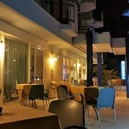 Hotel Canasta-2