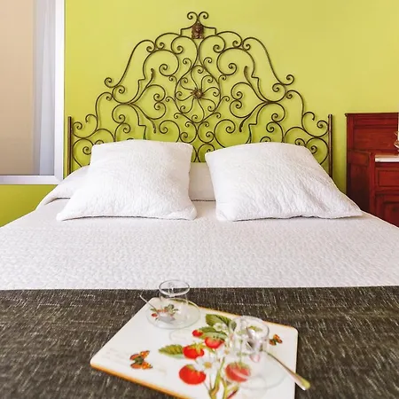 Acanthus B&B-3