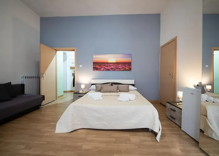 HOME Joséphine, a due passi dalla Reggia,Giardino,parcheggio,Cucina,il tuo comfort prima di tutto Caserta
