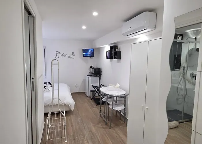 Black & White Rooms Bari
