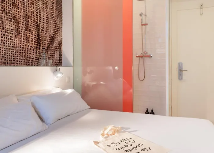 Chic & Basic Tallers Hostal Barcellona