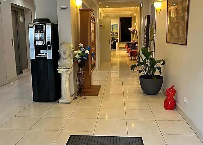 121 Paris Hotel